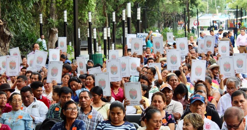 Entrega Provich escrituras públicas a 90 familias de Tuxtla Gutiérrez