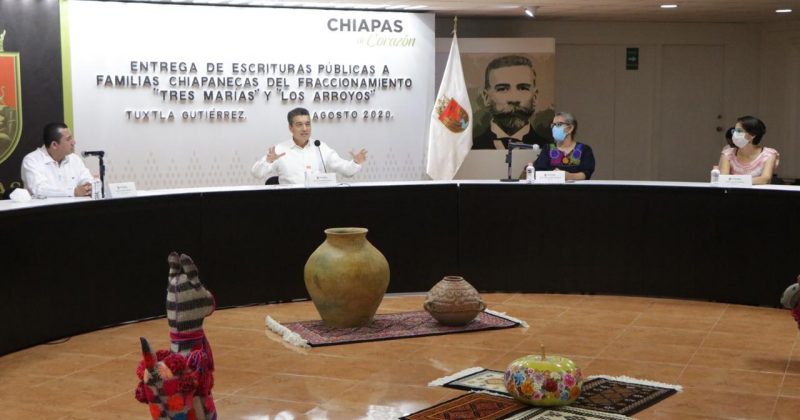 Entrega Rutilio Escandón escrituras públicas a familias de Tuxtla Gutiérrez