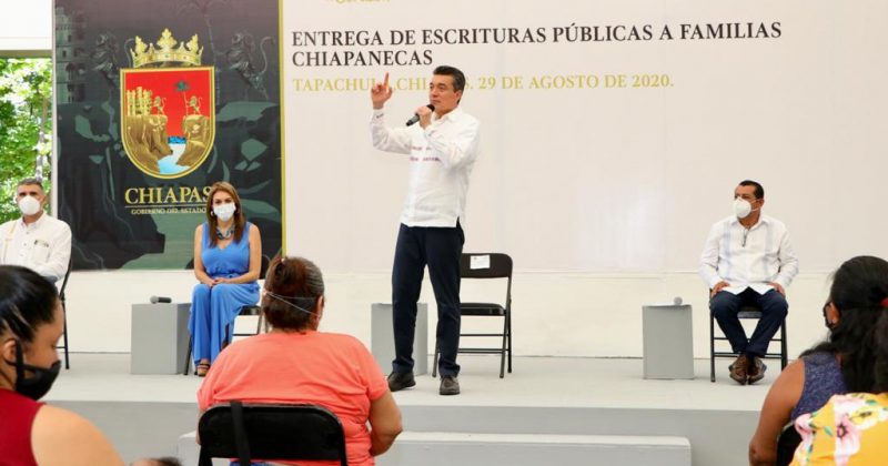 Con entrega de escrituras públicas, hacemos justicia social a más familias de Tapachula: Rutilio Escandón