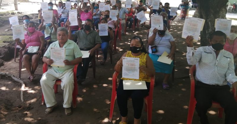 Provich beneficia a 38 familias de Escuintla con certificados de lotes legales