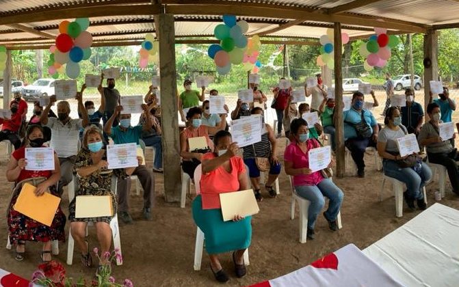 Entrega Provich 113 certificados de lotes legales en Tuxtla Chico