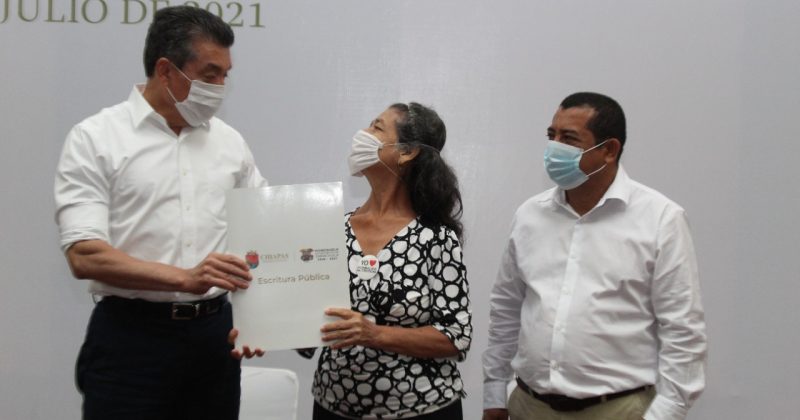 Benefician a familias de Tapachula con escrituras públicas; reconocen acciones de Provich