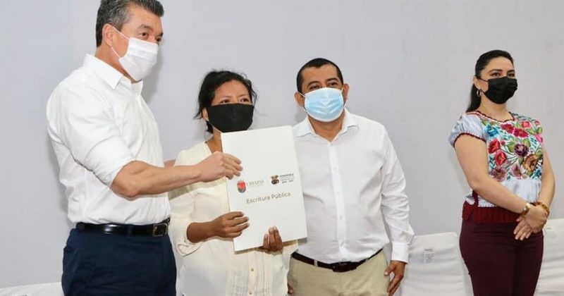 En Tapachula, Rutilio Escandón entrega escrituras públicas a 210 familias de diferentes colonias