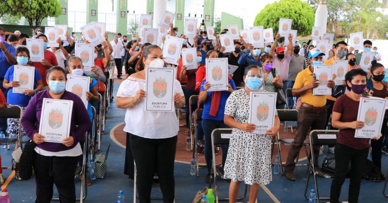 Entrega Provich 71 escrituras públicas, en Cintalapa de Figueroa