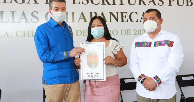 Entrega Provich 82 escrituras públicas y certificados de lote legal en Escuintla