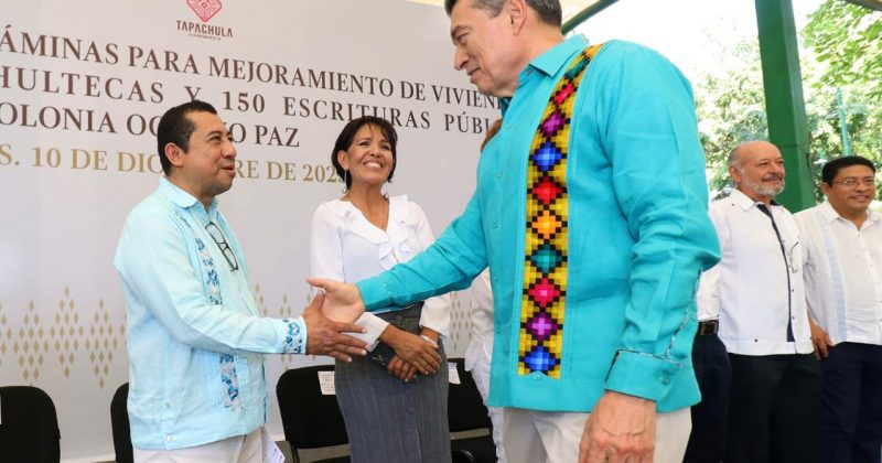 Provich entrega 150 escrituras públicas en Tapachula