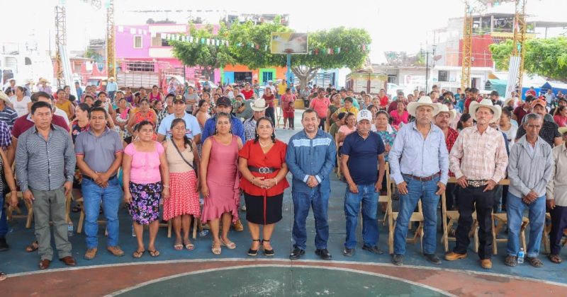 Entrega Provich 212 paquetes de materiales en Totolapa